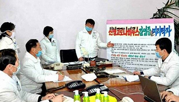 마스크를 끼고 코로나19 대응 회의를 하고 있는 평안북도인민병원 의료진의 모습.