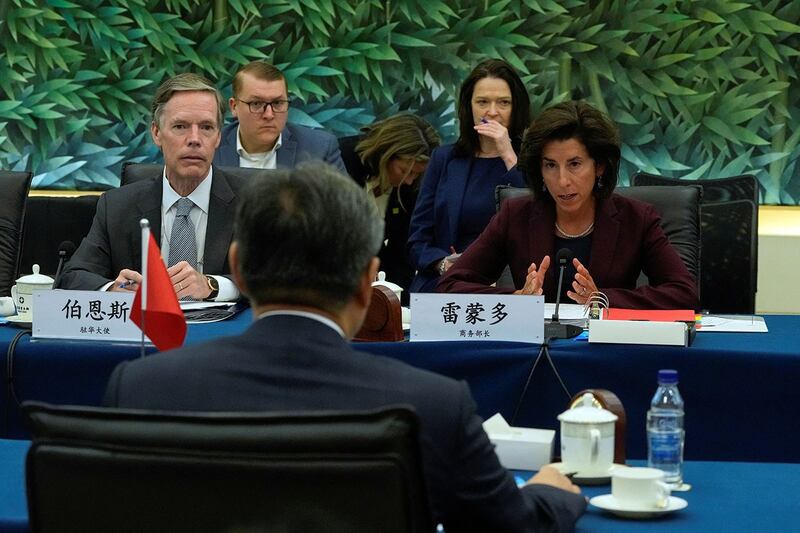 2023年8月28日,美国商务部长雷蒙多(Gina Raimondo)访中,与中国商务部长王文涛会谈。(路透社)