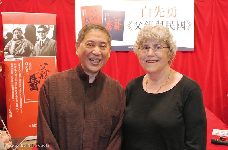 拉里和中港台的史学家和作家多有联系,2012年她曾参加白先勇的新书发表会。 (左:白先勇、右:拉里) (卑诗大学网站)