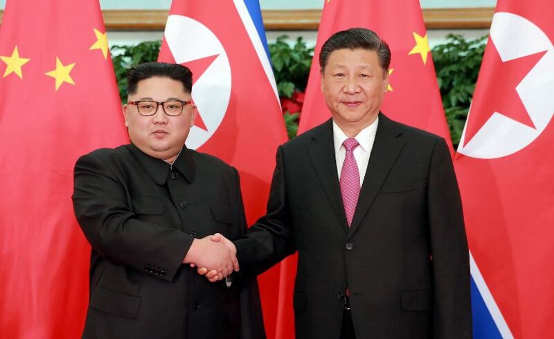 Chủ tịch Trung Quốc Tập Cận Bình bắt tay với nhà lãnh đạo Triều Tiên Kim Jong Un trước cuộc gặp tại Trung Quốc thành phố Đại Liên hôm 7/5/2018.
