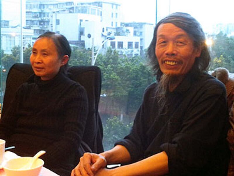 2013年02月12日，朱承志和夫人曾秋蓮，在廣州與支持者“飯醉”。（成秋波、徐琳提供）