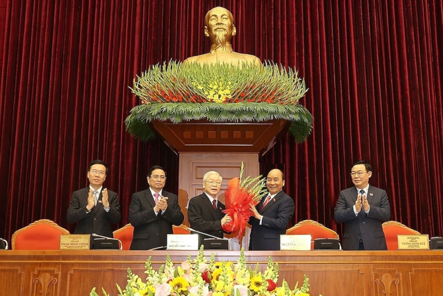 Hình chụp hôm 31/1/2021 tại Đại hội 13 ĐCSVN ở Hà Nội: Thủ tướng Nguyễn Xuân Phúc (thứ hai bên phải) chúc mừng TBT Nguyễn Phú Trọng (giữa) tái đắc cử, các lãnh đạo cao cấp của Đảng khác trong hình gồm Vương Đình Huệ (phải - hiện là Chủ tịch Quốc hội), Phạm Minh Chính (thứ 2 bên trái - hiện là Thủ tướng Chính phủ), Võ Văn Thưởng (trái - Thường trực Ban Bí thư). Hình: AFP
