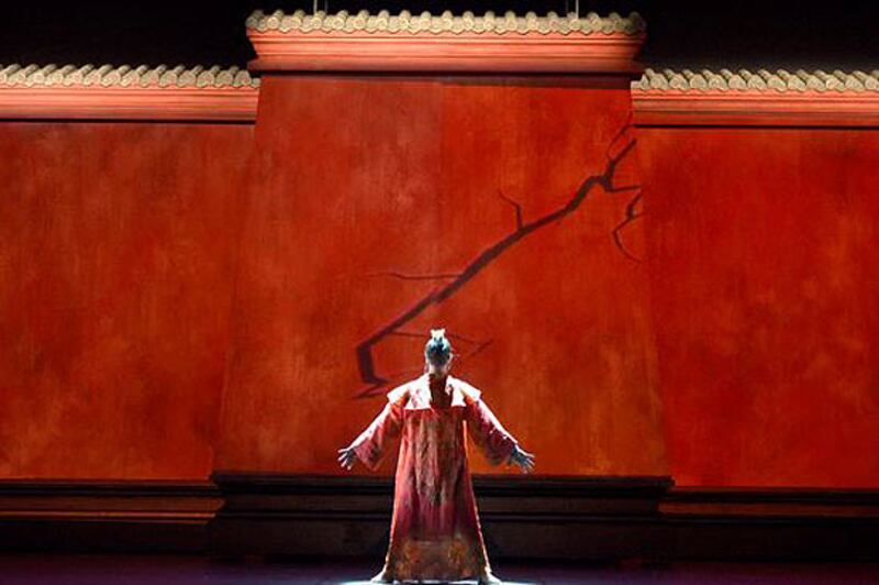 香港芭蕾舞團的《紅樓夢--夢紅樓》，劇中舞蹈員對著投影出來的紅磚牆泣訴。（香港芭蕾舞團網頁）