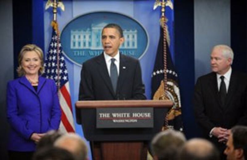 Tổng thống Hoa Kỳ Barack Obama, Ngoại trưởng Hillary Clinton (trái) và Bộ trưởng Quốc phòng Robert Gates tại buổi họp báo công bố đạt thỏa thuận với Nga về Hiệp ước cắt giảm vũ khí, hôm 26.03.2010, ở Nhà Trắng. AFP Photo.