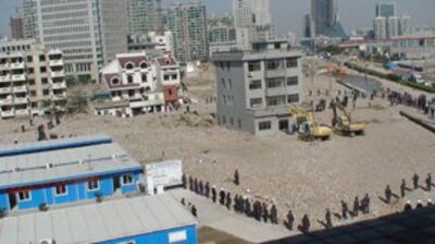 图片:杭州最大拆迁项目的“钱江新城”兴建项目,杭州市江干区出动五,六百名人员强拆(志愿者)