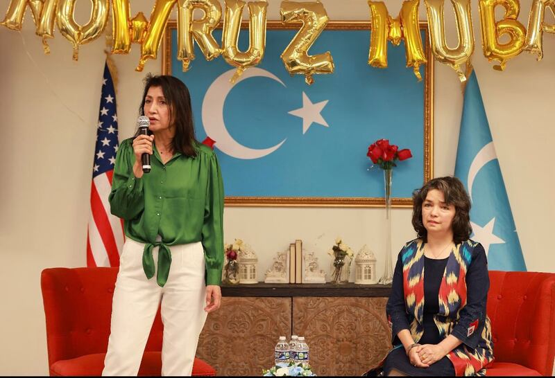ئامېرىكانىڭ ۋىرجىنىيە شتاتنىڭ فەيىرفەكىس شەھىرىگە جايلاشقان «ئۇيغۇر مەركىزى» دە ئۆتكۈزۈلگەن نورۇز پائالىيىتىدە لاگېر شاھىتلىرىدىن گۈلباھار خاتىۋاجى خانىم سۆزلىمەكتە. 2023-يىلى 21-مارت.