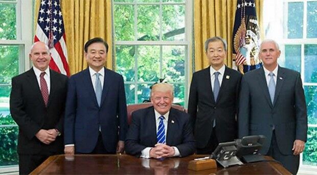홍석현 대미특사는 17일(현지시간) 미국 백악관 집무실에서 도널드 트럼프 대통령과 만나 문재인 대통령의 친서를 전달하고 한미동맹과 북핵문제 등 현안에 대해 논의했다. 