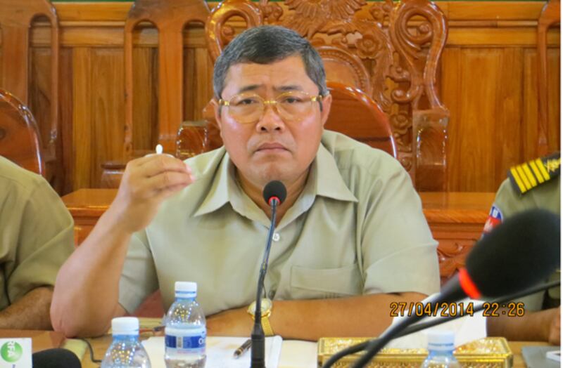 លោក យីម លុច អភិបាលរងខេត្តមណ្ឌលគិរី នៅក្នុងជំនួបជាមួយអ្នកភូមិជនជាតិដើមភាគតិចព្នង ដែលមានទំនាស់ដីធ្លីជាមួយក្រុមហ៊ុនទទួលបានសិទ្ធិវិនិយោគពីរដ្ឋាភិបាល កាលពីថ្ងៃទី២៧ ខែមេសា ឆ្នាំ២០១៤។