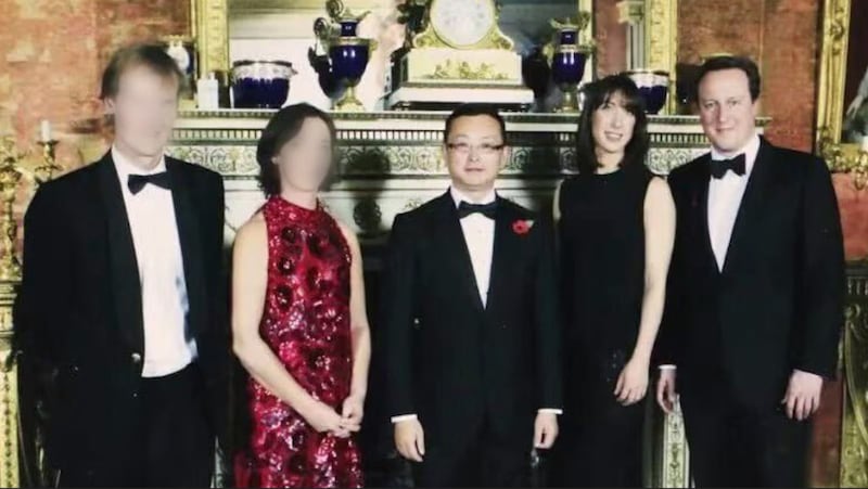 Yang Tengbo, center, stands with David Cameron.JPG