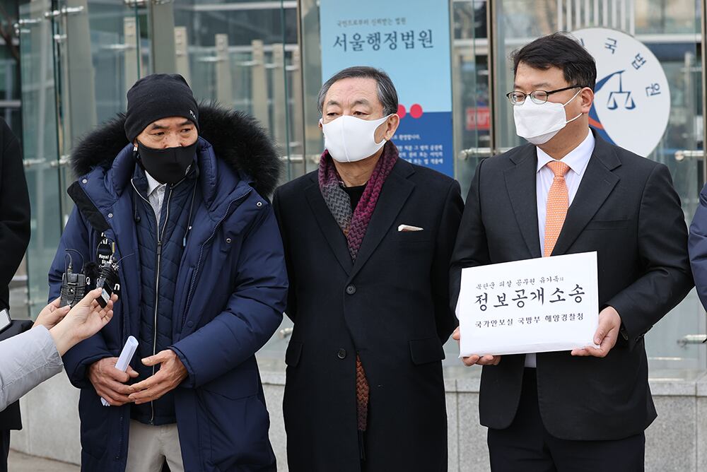 13일 서울 서초구 서울행정법원 앞에서 열린 북한군에 피격된 해양수산부 공무원 유가족의 정보공개청구 행정소송 기자회견에서 피살 공무원의 형 이래진 씨(왼쪽)가 발언하고 있다.