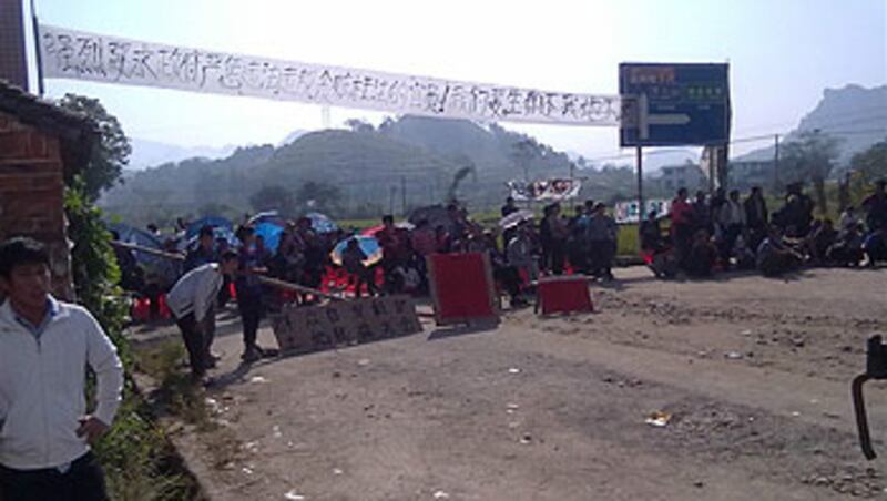 2012年8月21日，大洞村民第一次打著橫幅堵路，要求歸還土地，及後被警察驅散，橫幅和標語被沒收。（村民范先生提供）