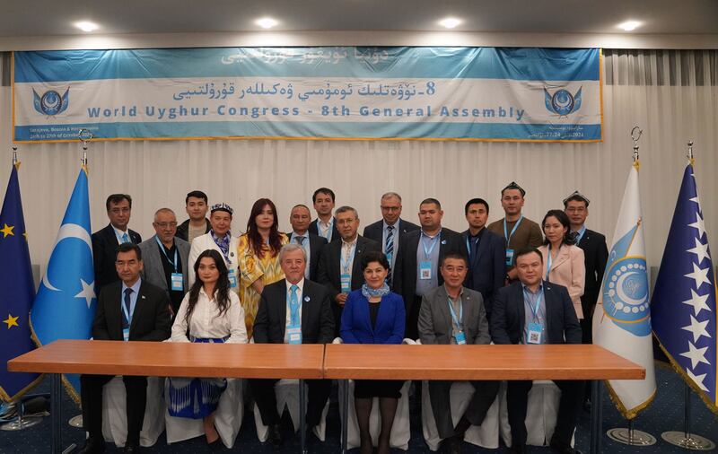 دۇنيا ئۇيغۇر قۇرۇلتىيى رەئىسى تۇرغۇنجان ئالاۋۇدۇن ۋە بۇ نۆۋەتلىك قۇرۇلتاينىڭ ھەرقايسى كومىتېت مەسئۇللىرى خاتىرە سۈرەتتە. 2024-يىلى 27-ئۆكتەبىر، سارايېۋو.