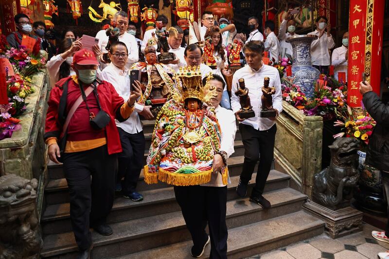 台湾台中大甲镇澜宫董事长抬着妈祖像在台中举行祈雨仪式(路透社)