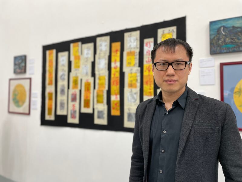 「暖氣軍師撐香港」創辦人Terry Leung希望藝術展能連結流散港人,並讓港人尋找和反思「香港民族」的定義,也希望展覽可以讓當地人更了解香港人。(呂熙 攝)