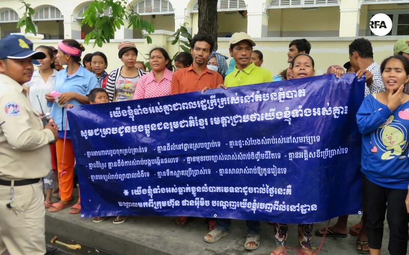 អតីត​ពលរដ្ឋ​សហគមន៍​បុរីកីឡា ដែល​ត្រូវ​បាន​អាជ្ញាធរ​ដឹក​បង្ខំ​ឲ្យ​ទៅ​រស់នៅ​ភ្នំ​បាត នាំ​គ្នា​តវ៉ា​នៅ​ខាង​មុខ​សាលា​រាជធានី​ភ្នំពេញ ទាមទារ​សំណង​ថែម​ទៀត នៅ​ថ្ងៃ​ទី​៧ ខែ​មីនា ឆ្នាំ​២០១៧។ 