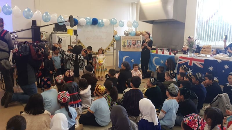 جەنۇبىي ئاۋسترالىيە ئانا تىل مەكتىپىنىڭ ئوقۇتقۇچى ۋە ئوقۇغۇچىلىرى شۇنداقلا ئاتا-ئانىلارنىڭ قاتنىشىشىدا ئۆتكۈزگەن روزا ھېيت ۋە «ئۇيغۇر ئانا تىل كۈنى» پائالىيىتىدىن كۆرۈنۈش. 2019-يىلى 8-ئىيۇن، ئادېلايد ئاۋسترالىيە.