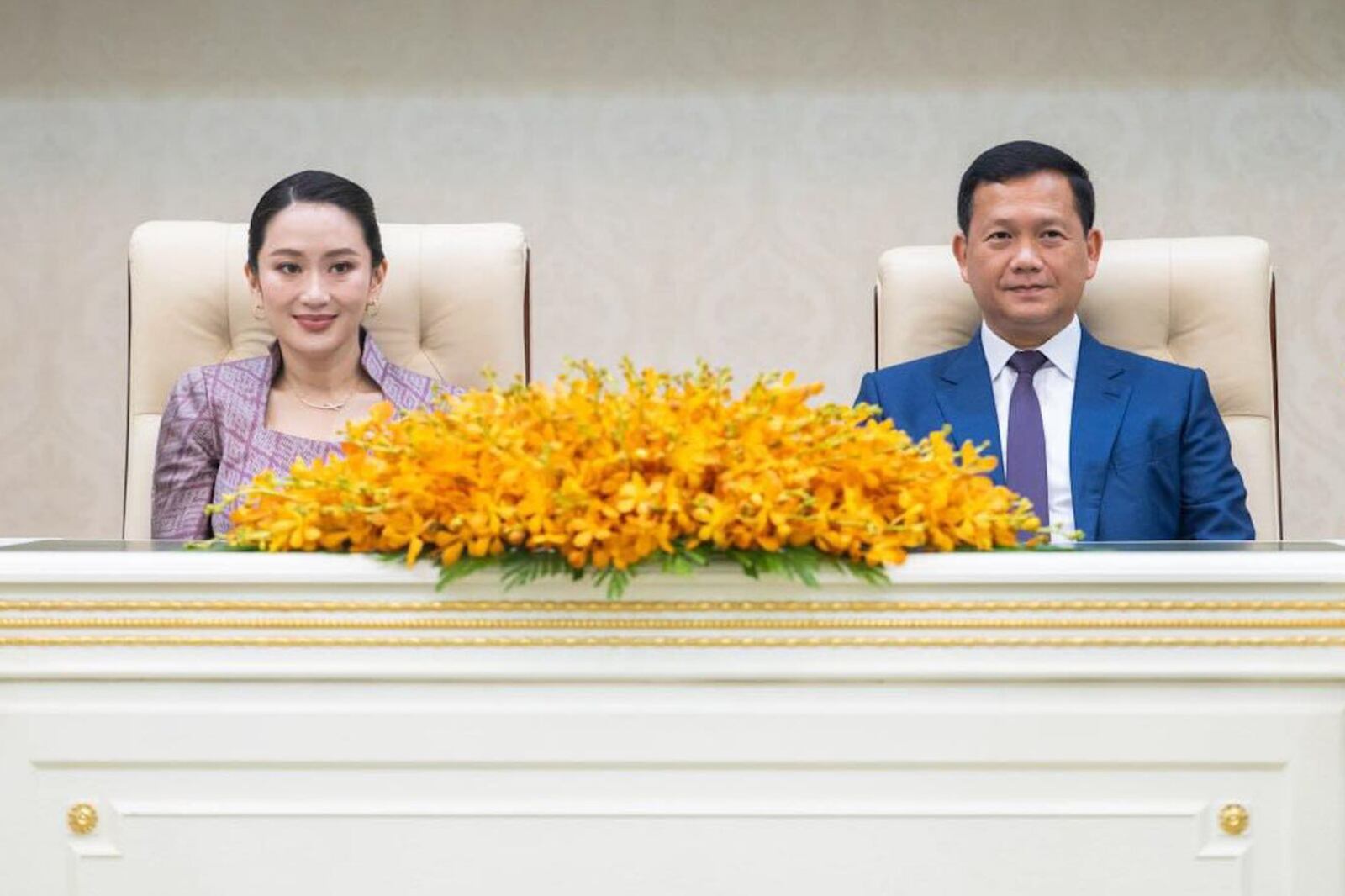 Thailand’s Prime Minister Paetongtarn Shinawatra (C) and Cambodia's Prime Minister Hun Manet (L).