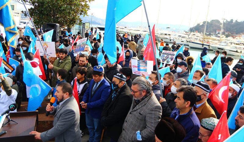 ئىستانبۇلدىكى ئۇيغۇرلار ئولىمپىك تەنھەرىكىتىنىڭ خىتايدا ئۆتكۈزۈلىدىغانلىقىغا قارشى نامايىشتىن كۆرۈنۈشلەر. 2022-يىلى 4-فېۋرال، تۈركىيە.