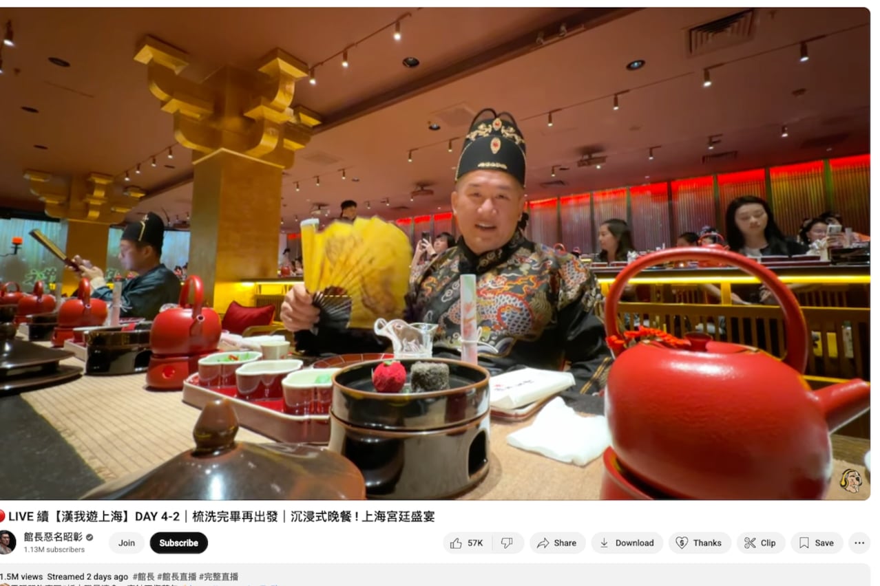 台湾自媒体人”馆长“陈之汉直播在中国的旅游行程。图为陈之汉在上海的餐馆着古装用餐。