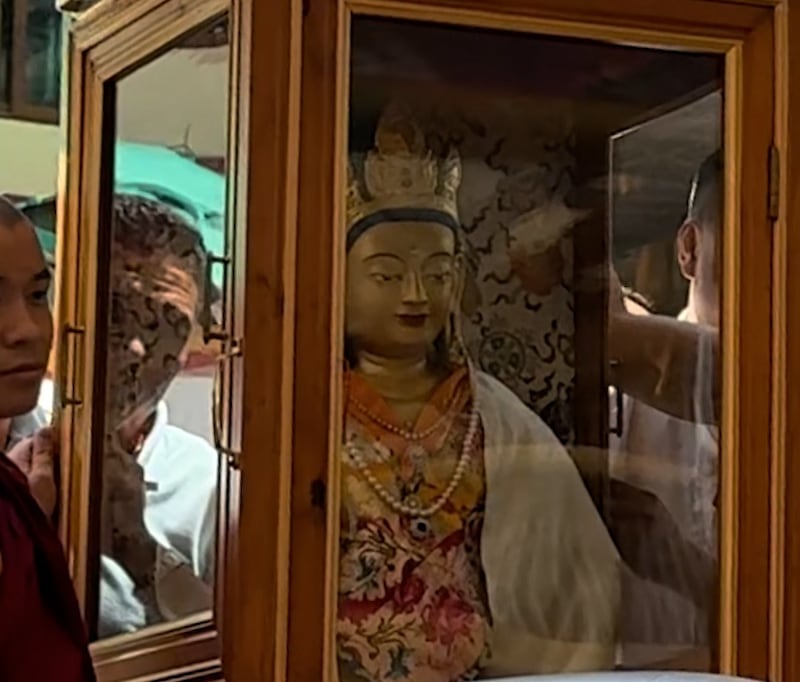 ཇོ་བོ་ཝ་ཏི་བཟང་པོ་གཙུག་ལག་ཁང་དུ་གདན་འདྲེན་ཞུས་པ།
