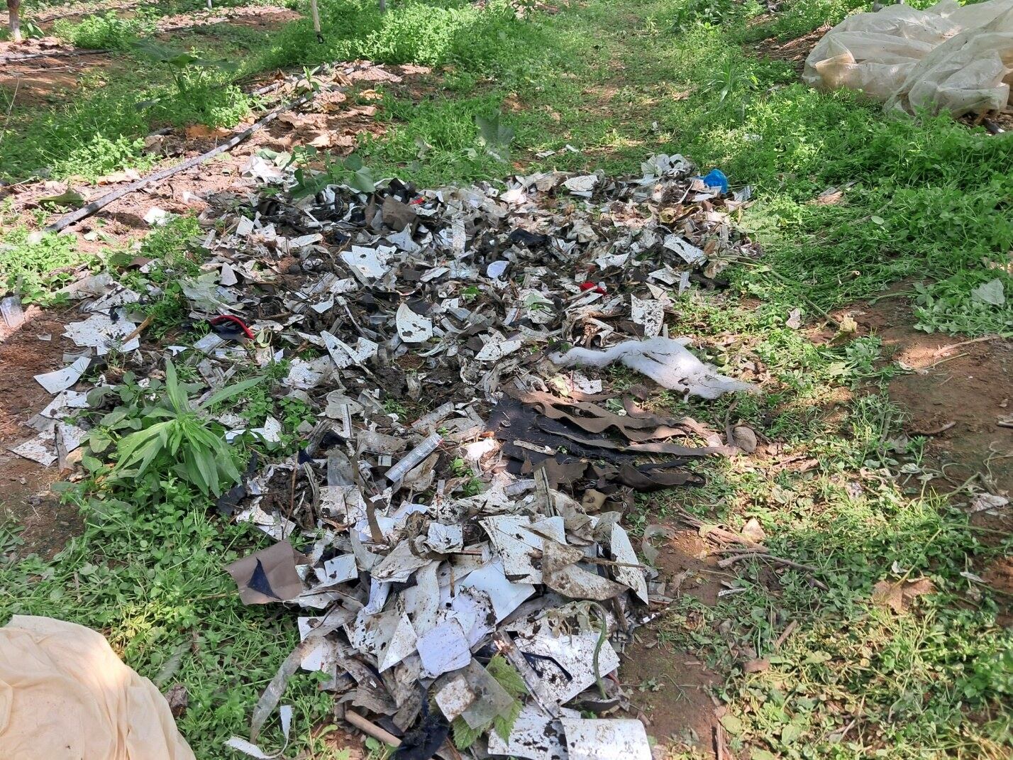 29일 오전 경북 영천시의 한 포도밭에 북한이 날려 보낸 것으로 추정되는 풍선과 오물 잔해가 흩어져 있다.