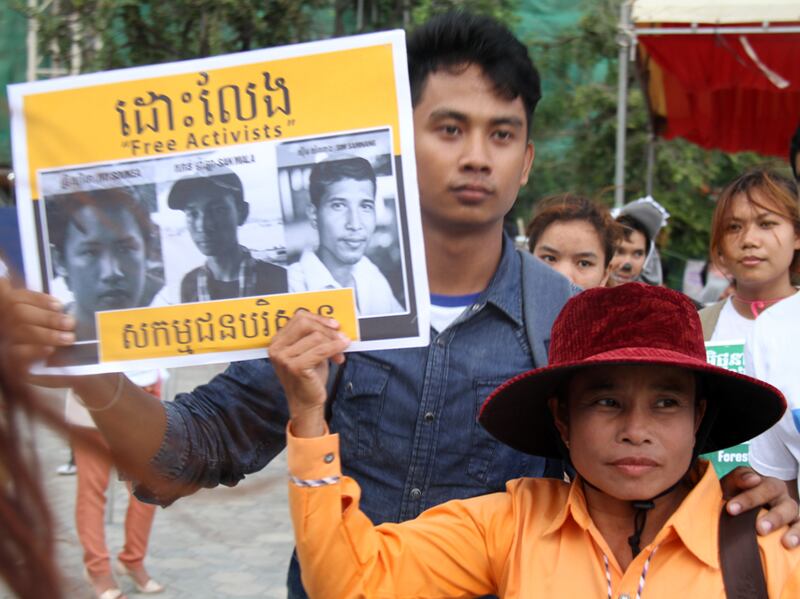 ក្រុម​យុវជន និង​សង្គម​ស៊ីវិល​លើក​បដា​ទាមទារ​ឲ្យ​តុលាការ​ខេត្ត​កោះកុង ដោះ​លែង​សកម្មជន​ការពារ​បរិស្ថាន ៣​នាក់ ក្នុង​ទិវា​បរិស្ថាន​ពិភពលោក កាល​ពី​ថ្ងៃ​ទី​៥ ខែ​មិថុនា ឆ្នាំ​២០១៦។ RFA/Yang Chandara