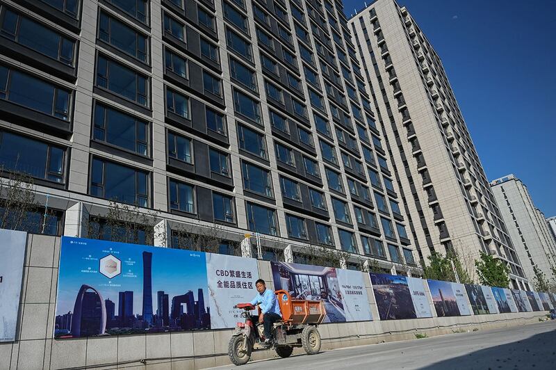 图为2024年5月17日拍摄的北京一处正在建设的住宅小区 (法新社)
