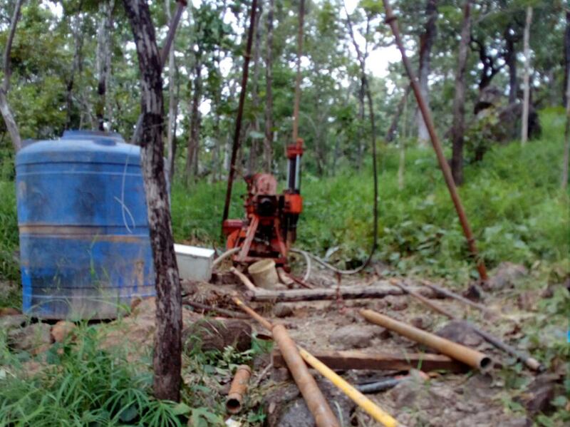 ម៉ាស៊ីន​របស់​ជនជាតិ​វៀតណាម ប្រើ​ដើម្បី​ខួង​យក​រ៉ែ​នៅ​ភ្នំ​លាក់កាំភ្លើង ក្នុង​ឃុំ​ត្រពាំងក្រហម ស្រុក​កូនមុំ ខេត្ត​រតនគិរី ថ្ងៃ​ទី​១០ ខែ​តុលា ឆ្នាំ​២០១៦។ Photo Provided