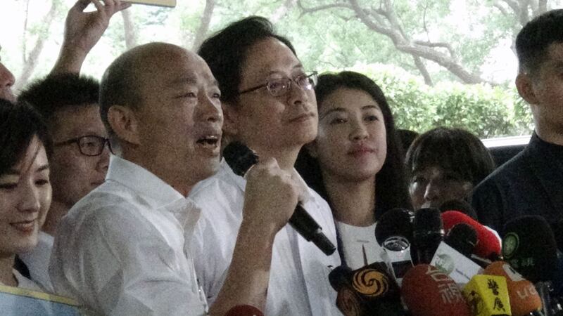 韩国瑜受访表示，不担心民调。（记者夏小华摄）