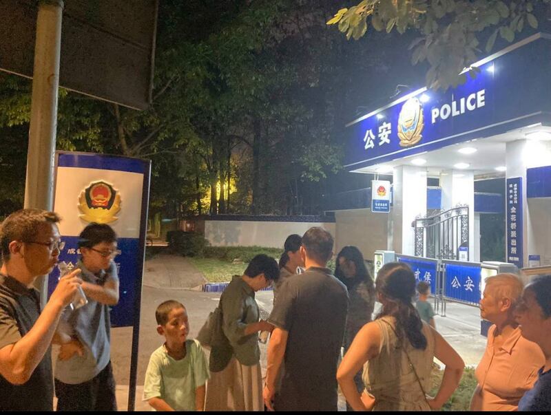 当晚，信徒们到派出所外要求当局放人。（志愿者提供）
