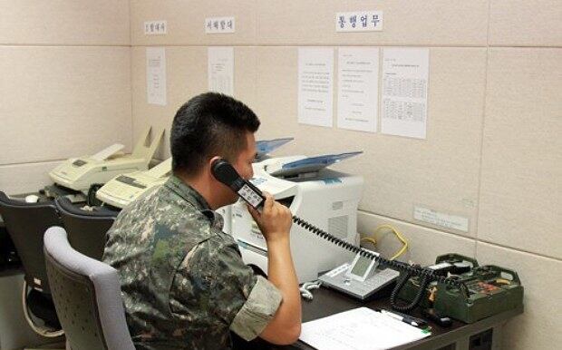 사진은 2013년 9월 6일 군 관계자가 서해지구 군 통신선을 활용해 북측과 시험통화를 하는 모습. 