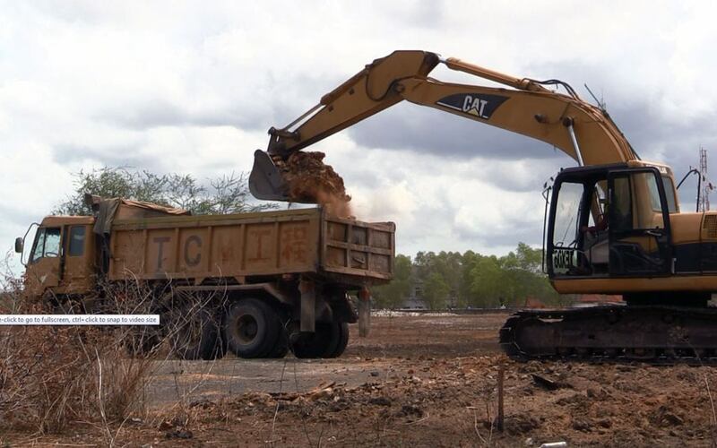 អាជ្ញាធរ​ប្រើ​គ្រឿង​ចក្រ​ឈូស​ផ្លូវ​ក្រាល​កៅស៊ូ​ស្នាព្រះហស្ត​របស់​អតីត​ព្រះមហាក្សត្រ នរោត្ដម សីហនុ នៅ​ប្រប​ឆ្នេរ​អូរឈើទាល ក្រុង​ព្រះសីហនុ កាល​ពី​ព្រឹក​ថ្ងៃ​ទី​១០ ឧសភា ឆ្នាំ​២០១៦។