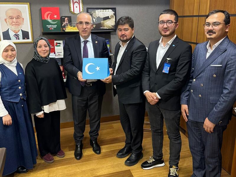 شەرقىي تۈركىستان كىشىلىك ھوقۇقىنى كۆزىتىش جەمئىيىتى ۋە خەلقئارا شەرقىي تۈركىستان تەشكىلاتلار بىرلىكى باشچىلىقىدىكى ھەيئەت «سائادەت» پارتىيەسى مۇئاۋىن رەئىسى، پارلامېنت ئەزاسى مۇستافا قايا (ئوڭدىن تۆتىنچى كىشى) بىلەن كۆرۈشتى. 2024-يىلى 11-نويابىر، ئەنقەرە