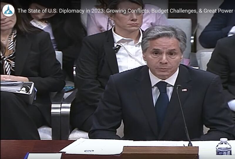 美国国务卿布林肯2023年3月23日出席联邦众议院外交委员会听证会时,提到中国为美国带来的 “长期挑战”(long-term challenge)。(视频截图/美国国会)