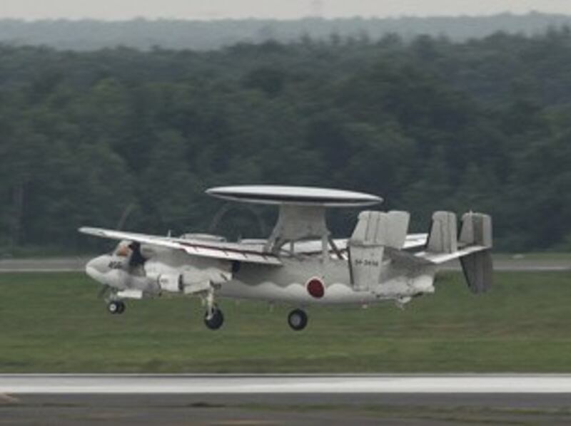 图片： 航空自卫队机载预警和控制系统飞机E-2C预警机。 （记者南洲提供）