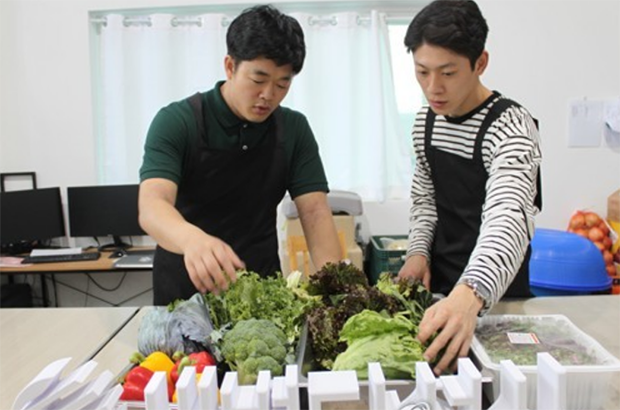 한 업체가 아침 식사용 다이어트 도시락을 개발해 판매하는 모습.