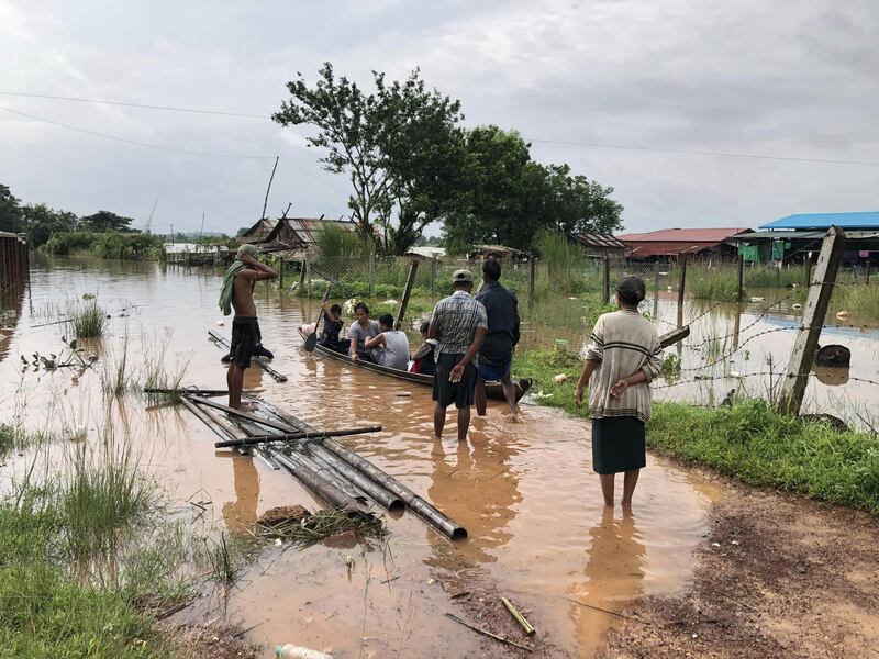 ပဲခူးမြို့တွင် မိုးအဆက်မပြတ်ရွာပြီး မြစ်ရေလျှံသဖြင့် ကျေးရွာအချို့ ရေနစ်မြုပ်နေသည်ကို ၂၀၂၃ ခုနှစ်၊ သြဂုတ်လ ၁၁ ရက်နေ့က တွေ့ရစဉ်။ (Photo: Ashin Nipuna)