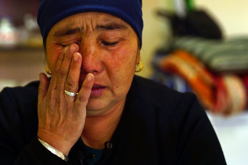 نۇرباقىت كالىئاسكار 25 ياشلىق قىزىنىڭ تەربىيەلەش لاگېرىغا ئېلىپ كېتىلگەنلىكىنى سۆزلەپ يىغلاۋاتىدۇ. 2018-يىلى 6-دېكابىر، ئالمۇتا، قازاقىستان.