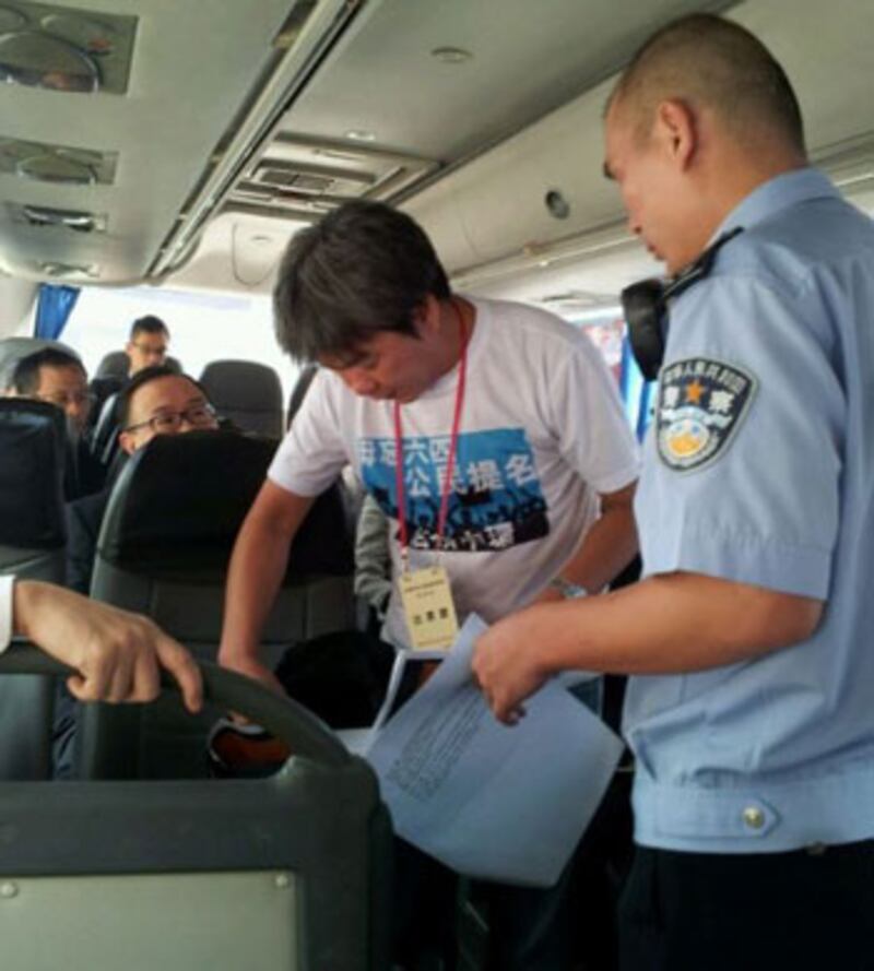 2014年8月21日，”社民連”立法會議員梁國雄，因穿著“毋忘六四，公民提名”的上衣，拒絕大陸海關人員要求而脫下，最後被拒入境。（何秀蘭議員提供）