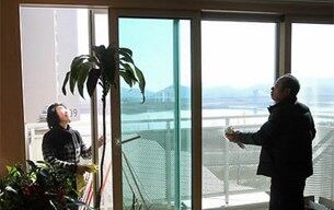 충남 연기군 세종시의 한 아파트에서 집안 청소를 하고 있다. 