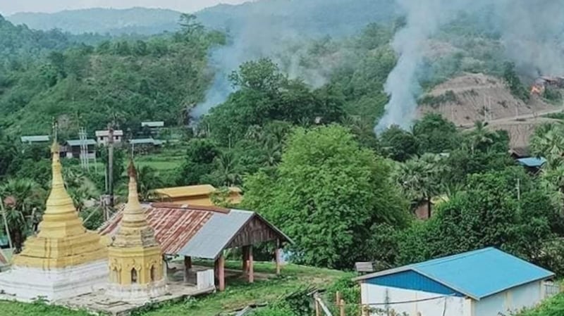 မကွေးတိုင်း၊ ဂန့်ဂေါခရိုင်၊ ထီးလင်းမြို့နယ် စင်းစယ်ကျေးရွာမှ နေအိမ်များကို ၂၀၂၂ ခုနှစ် ဇွန်လ ၆ ရက်နေ့မှာ စစ်တပ် မီးရှို့ခဲ့စဥ် (Photo: CJ)