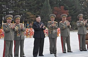 김정은 제1위원장이 김일성군사종합대학 창립 60돌을 맞아 이 학교에서 열린 김일성·김정일 동상 제막식에  참석한 모습.