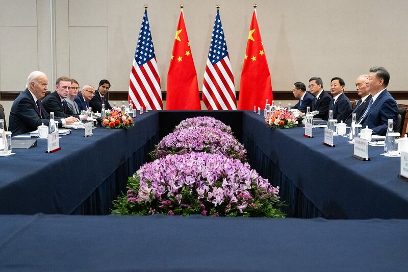 2024年11月6日，美国总统拜登（左一）在秘鲁利马会见中国国家主席习近平（右一）。（法新社）