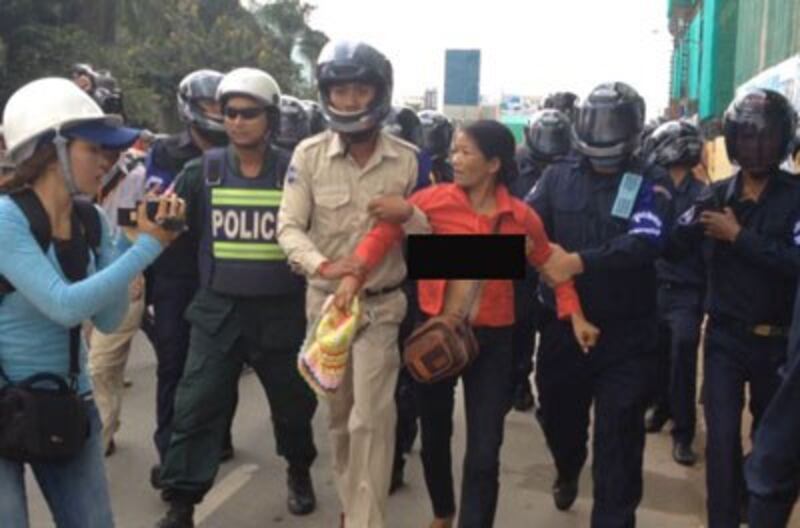 Nhà hoạt động đất đai Campuchia bị lực lượng an ninh bắt ngày 11 tháng 11 năm 2014. RFA PHOTO/QUỐC VIỆT.