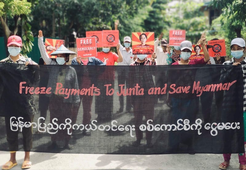 စစ်ကိုင်းတိုင်း၊ ကလေးမြို့တွင် ၂၀၂၂ ခုနှစ် အောက်တိုဘာလ ၂၈ ရက်နေ့က ပြုလုပ်သည့် သွေးစွန်းငွေ ဖြတ်တောက်ရေးလှုပ်ရှားမှုတွင် ပါဝင်ခဲ့ကြသူများ။ (Photo: Citizen Journalist)