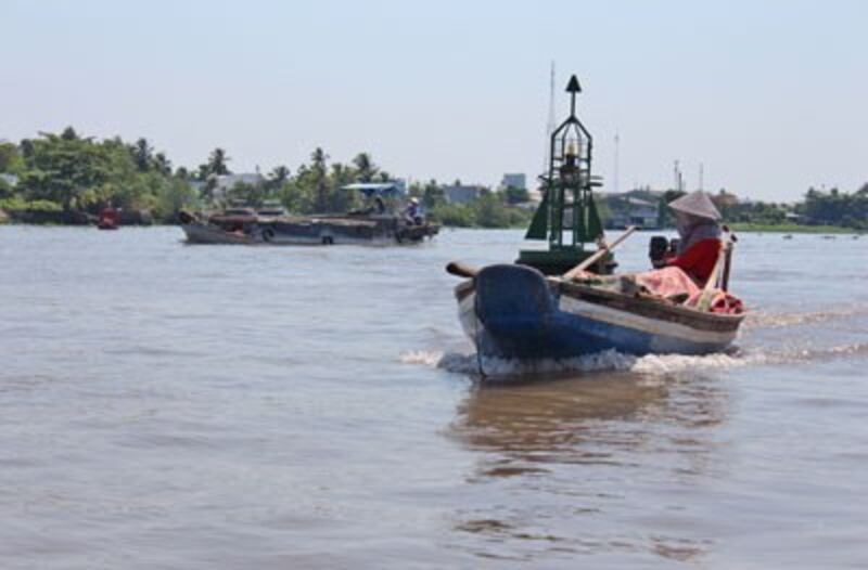 Một người phụ nữ chạy xuồng máy trên sông Tiền Giang. RFA