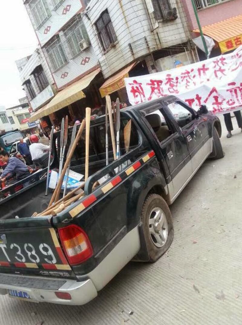 4月6日,近百名疑受村官指使的持械打手,進村砍傷兩名護地村民,兩人傷重送院,及後大批村民趕到現場,打手四散,載有兇器的車輛被村民繳獲砸毀。(村民提供)