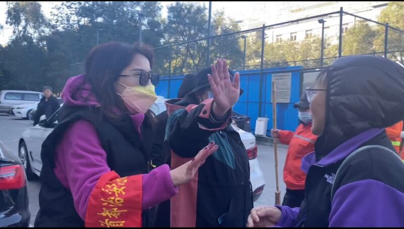 近日，14名人士獨立參選北京區縣人大代表，但遭到當局的打壓，競選活動遭到政府僱傭的紅袖標人士干擾和阻撓。 （王峭嶺提供）