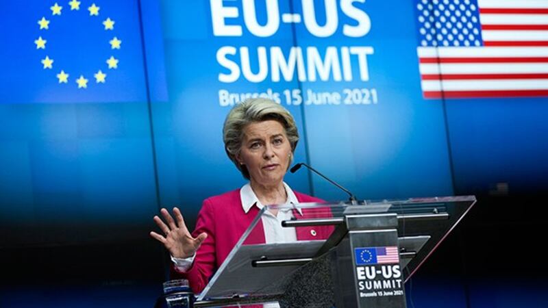 欧盟主席冯德莱恩（Ursula von der Leyen）2021年6月15日在美国欧盟峰会上针对欧盟跟中国的关系表示，体制本身就是人权与人性尊严，这是明确区隔欧盟与中国的主要问题。（美联社）