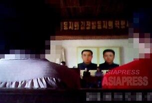 2013년 여름 장성택 숙청 반년 전, 지방도시에서 열린 당 조직의 정치학습 집회 모습. 내용은 김정은에 대한 충성을 호소하는 것이었다.
